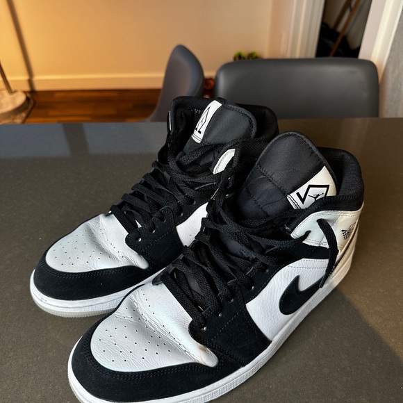 Jordan 1 Mid (Pearl White/ Black) - Picture 2 of 5